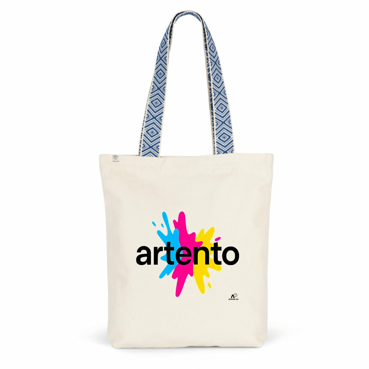 Lleva la creatividad a todas partes con la bolsa tote azul de Artento. Con el vibrante logotipo CMYK de la marca y asas con un estampado étnico azul, es un símbolo elegante de color, cultura y expresión.