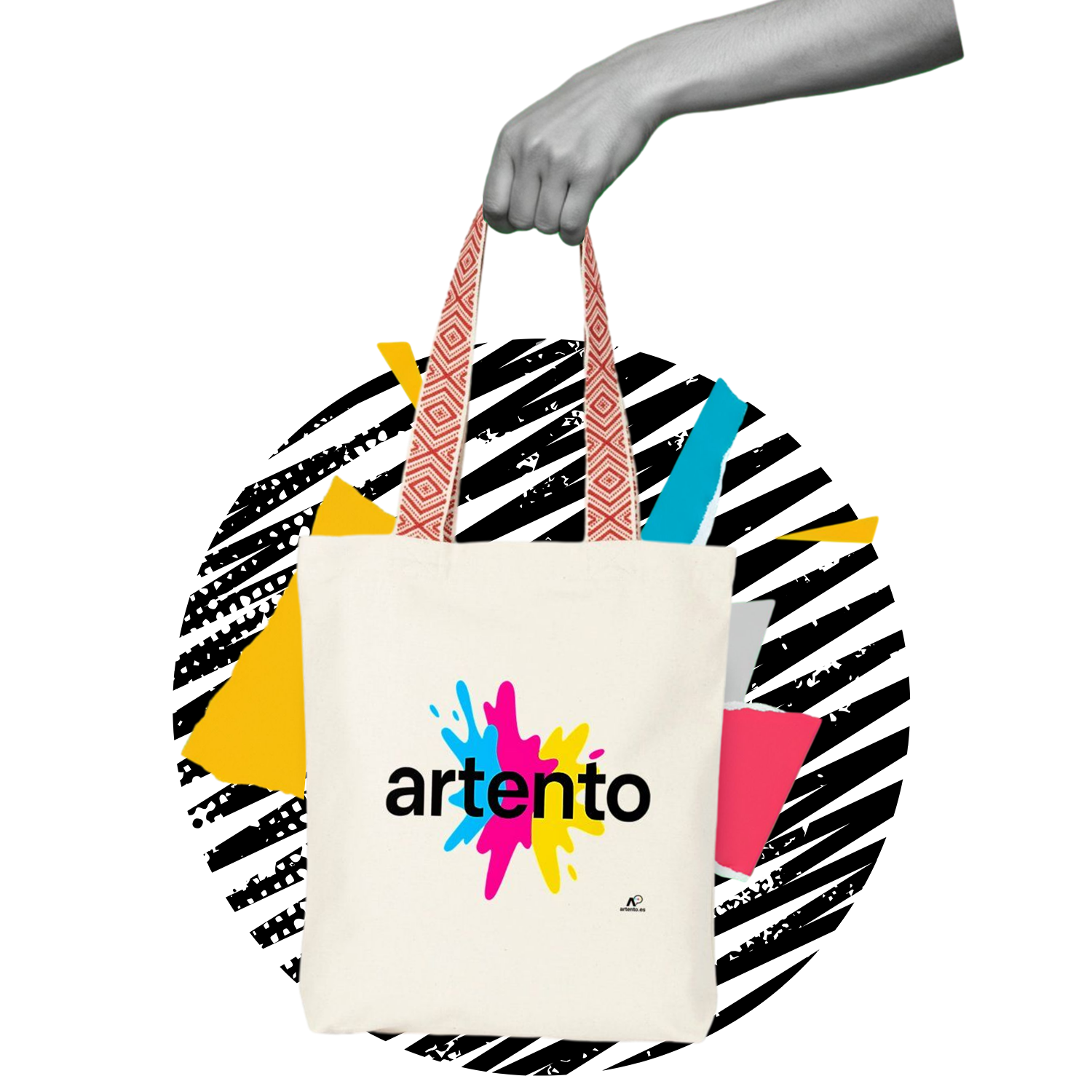 Una bolsa tote beige con asas de estampado étnico rojo y la palabra “artento” en negro sobre salpicaduras de pintura cian, magenta y amarilla, sostenida por una mano en escala de grises sobre un fondo negro con formas geométricas y coloridas.