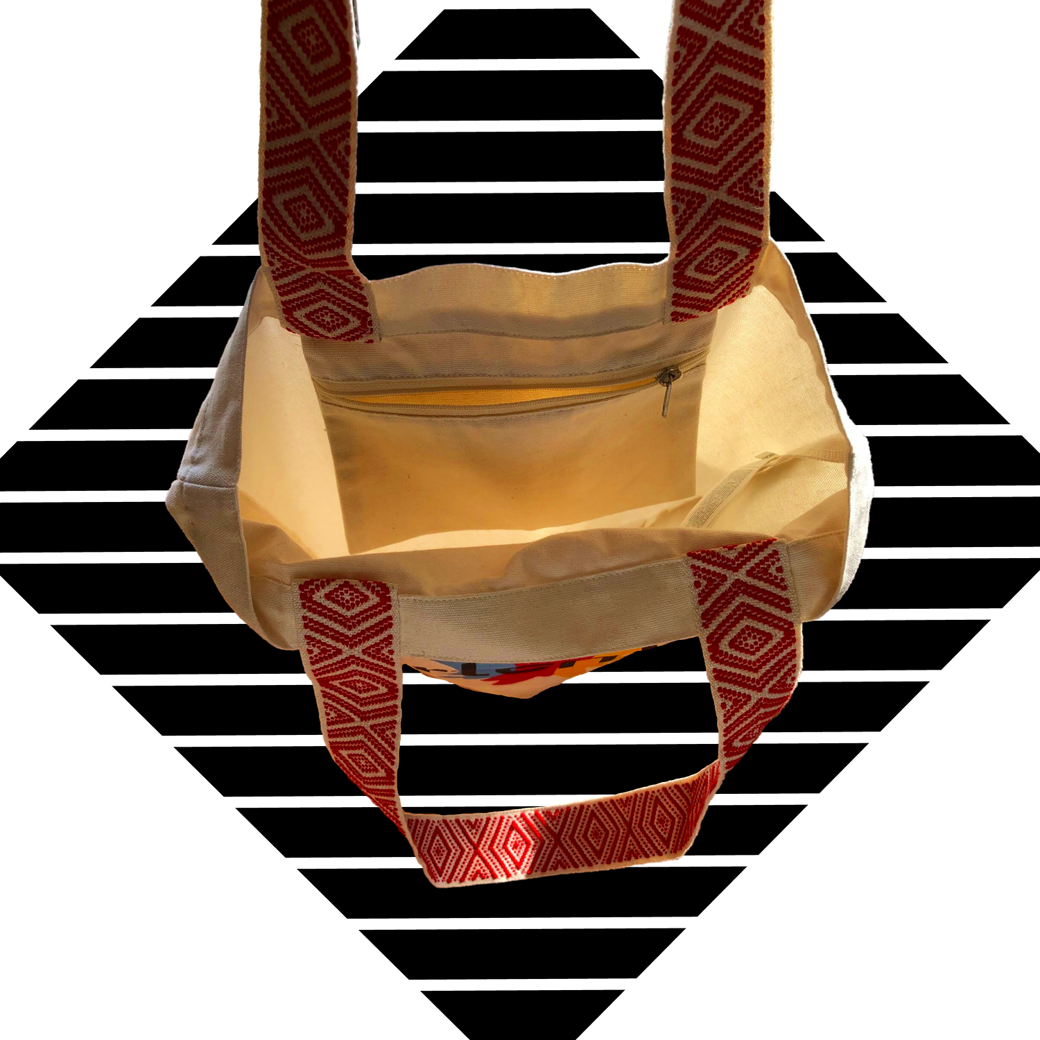 Vista superior de una bolsa tote beige abierta con asas de estampado Rojo, que muestra un interior amplio y un pequeño bolsillo con cremallera en su interior.