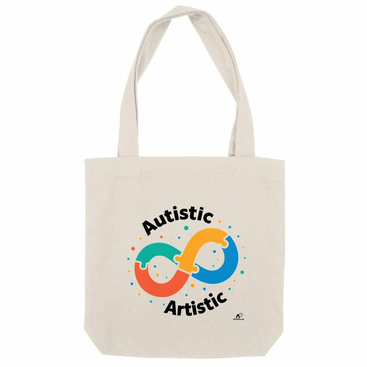 Bolso de tela color beige con símbolo de infinito colorido formado por piezas de rompecabezas entrelazadas — símbolo del Espectro Autista —, sostenido por una mano en escala de grises con formas abstractas en cian, magenta, amarillo y blanco en el fondo para resaltar el producto. Haz clic para ampliar. Haz clic para ir a la página del producto.