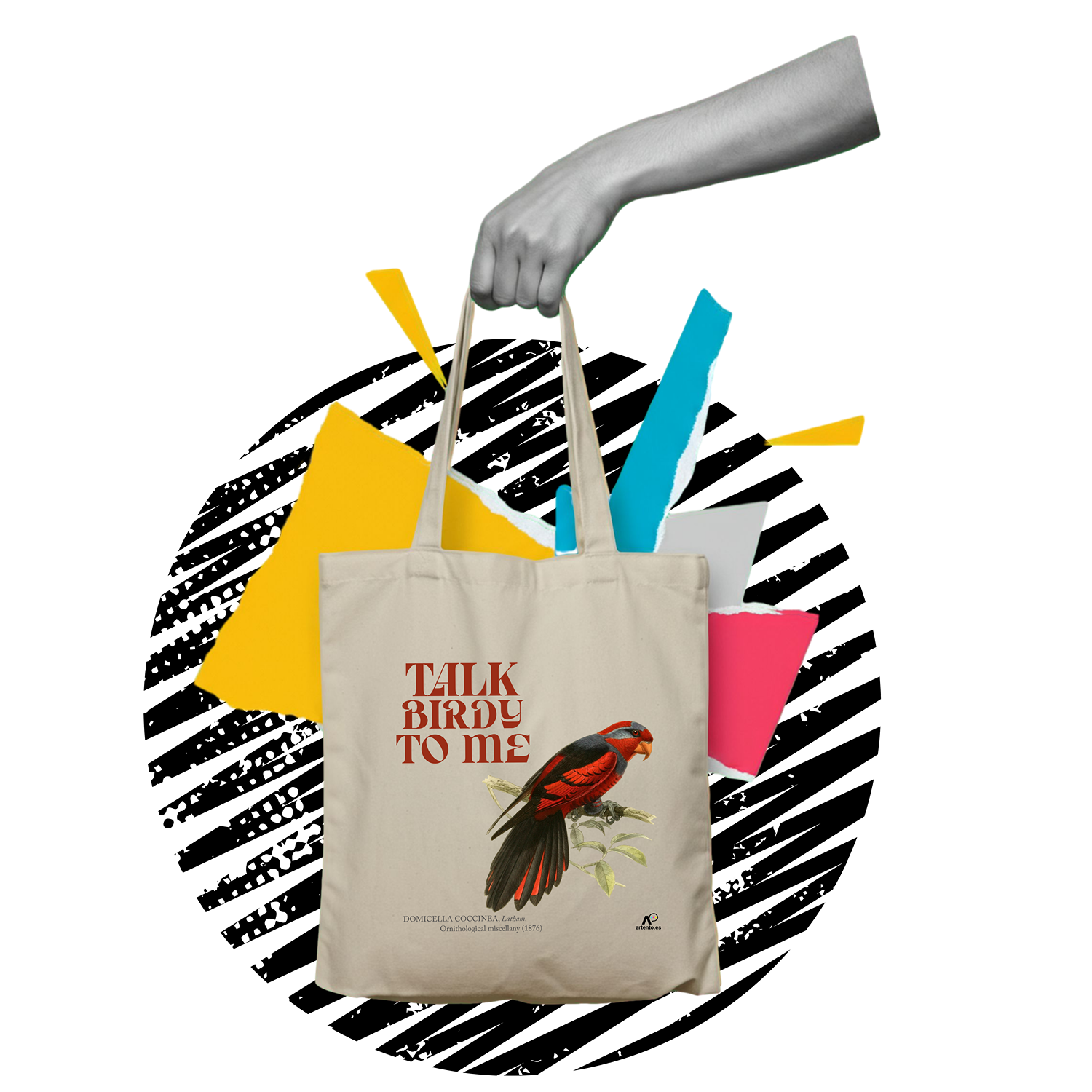 Una bolsa tote beige con la frase “Talk Birdy to Me” y una ilustración de un loro rojo y negro posado sobre una rama, sostenido por una mano en escala de grises sobre un fondo negro con formas abstractas y coloridas en amarillo, azul, blanco y rosa.