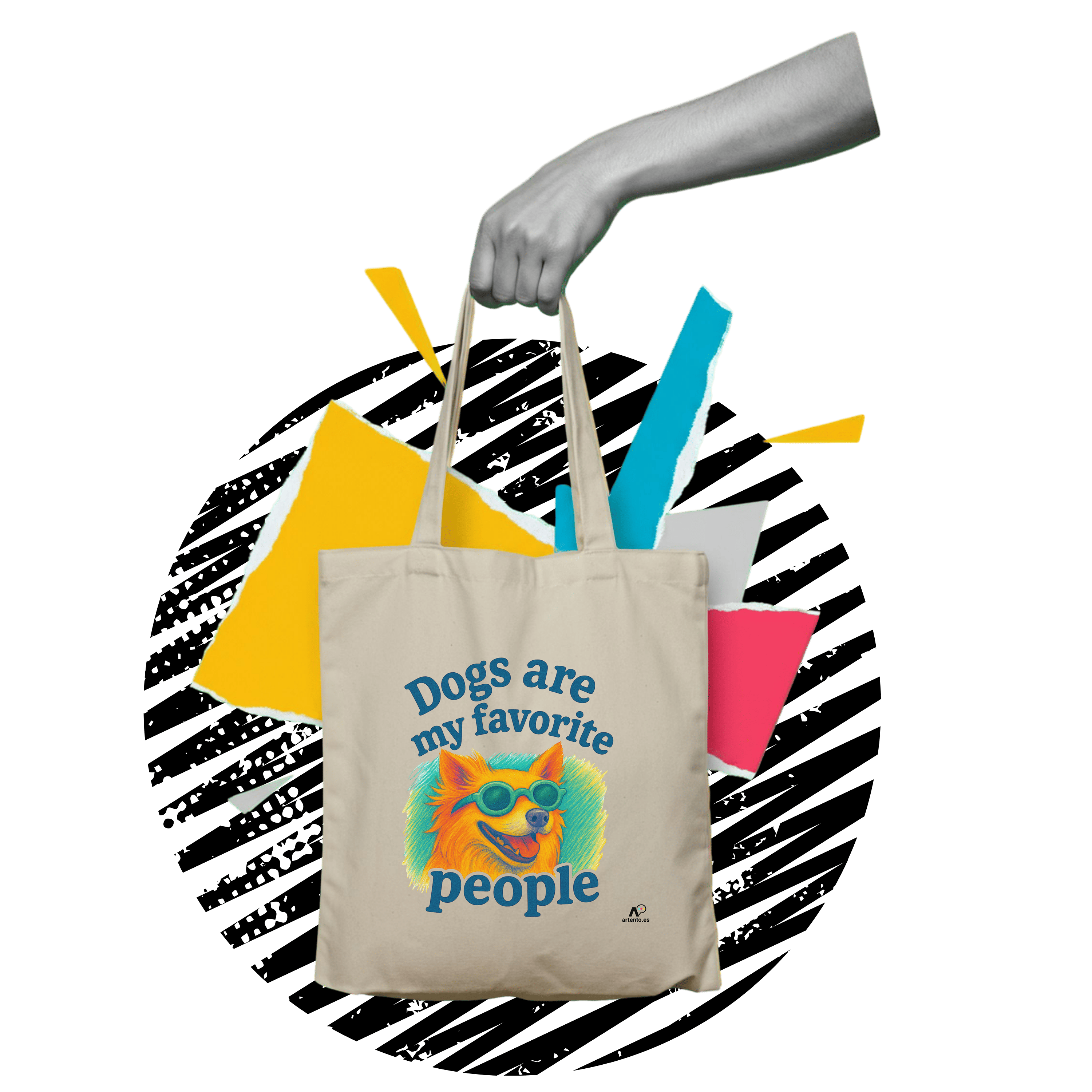Bolso de tela color beige con una ilustración colorida de un perro con gafas de sol y la frase «Los perros son mis personas favoritas», sostenido por una mano en escala de grises con formas abstractas en cian, magenta, amarillo y blanco en el fondo para resaltar el producto. Haz clic para ampliar.