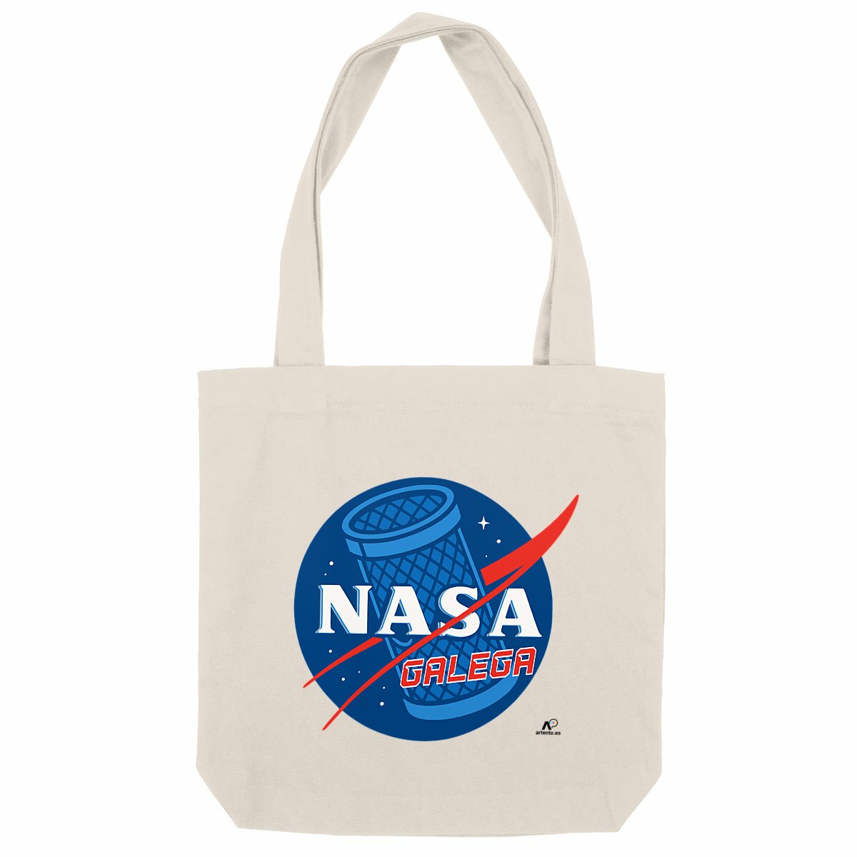 Un ingenioso homenaje al patrimonio pesquero de Galicia, la bolsa tote Nasa Galega reinventa el logotipo de la NASA con una nasa tradicional para marisco. Un diseño divertido, de inspiración local, impreso en algodón orgánico.