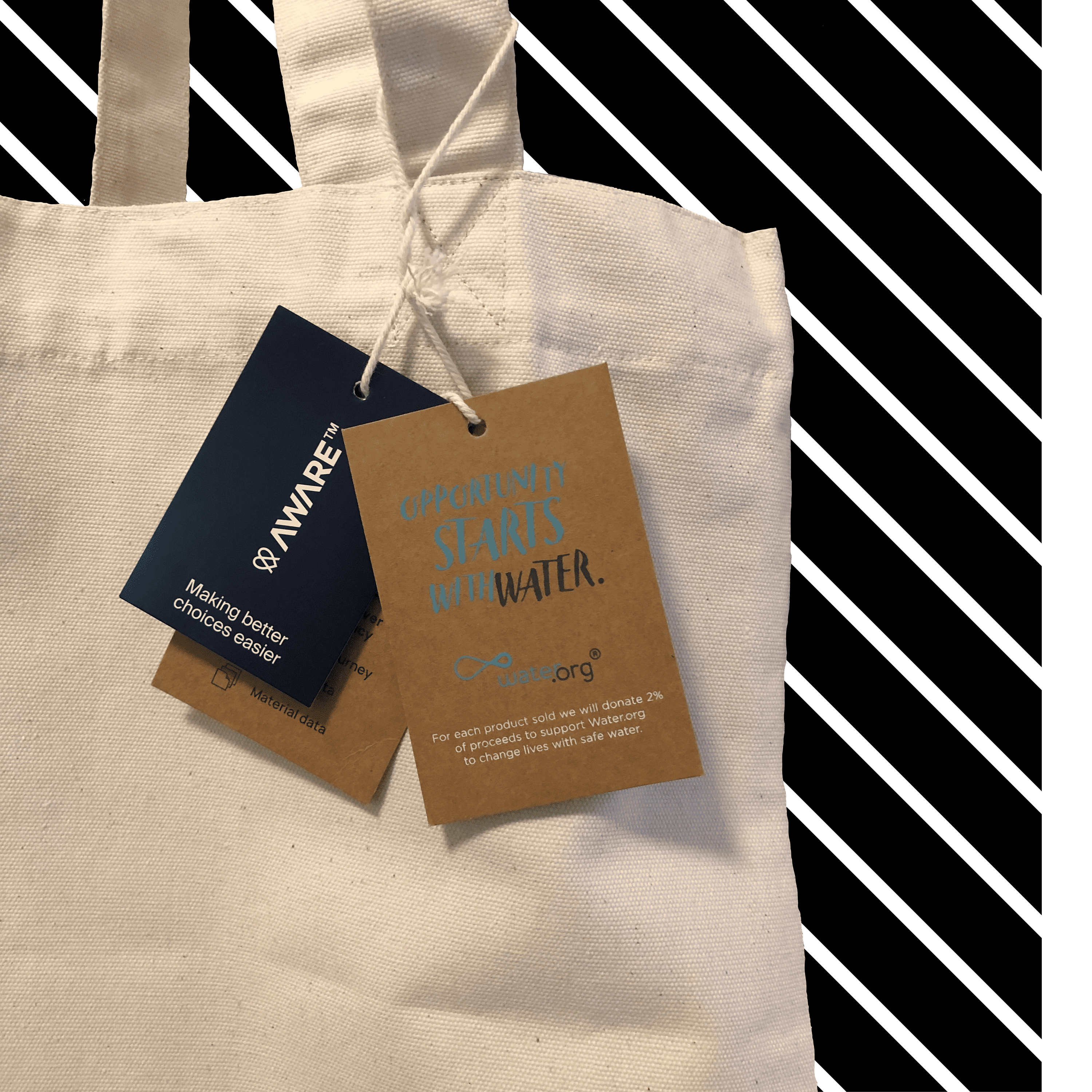 View close-up of Tote bag Tolerante with subtle gluten-free seal, highlighting its 100% certified organic material.